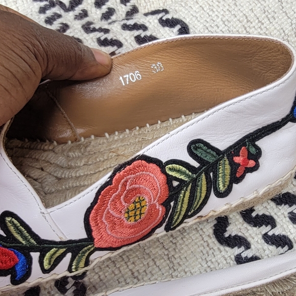 I am selling my pre-owned authentic Gucci shoe in a very good condition - Picture 5 of 7